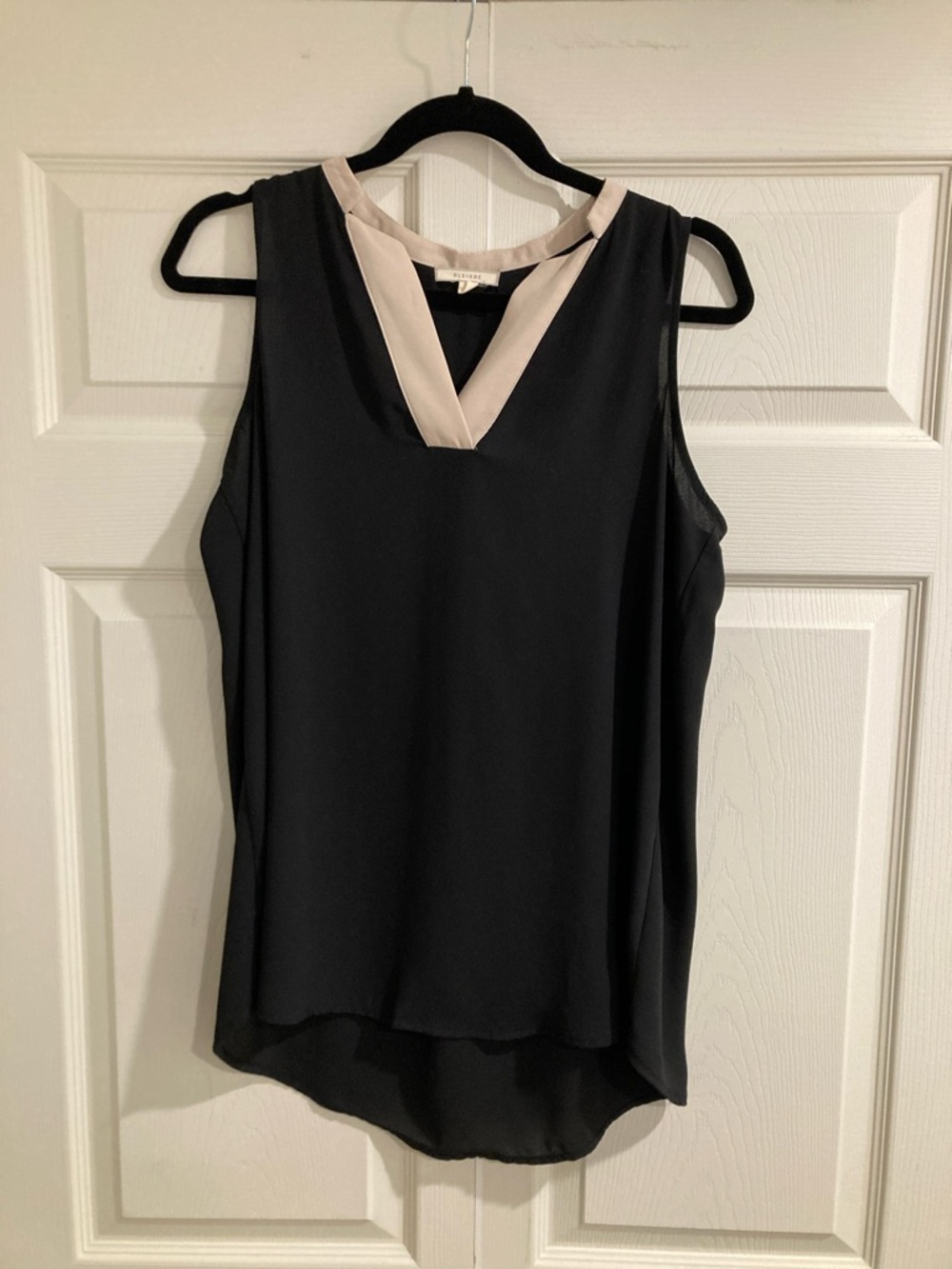 Pleione Black Sleeveless V-Neck Tank with Cream Trim